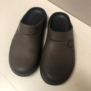 OOFOS Brown Clogs. Size Men’s 7 or Women’s 9